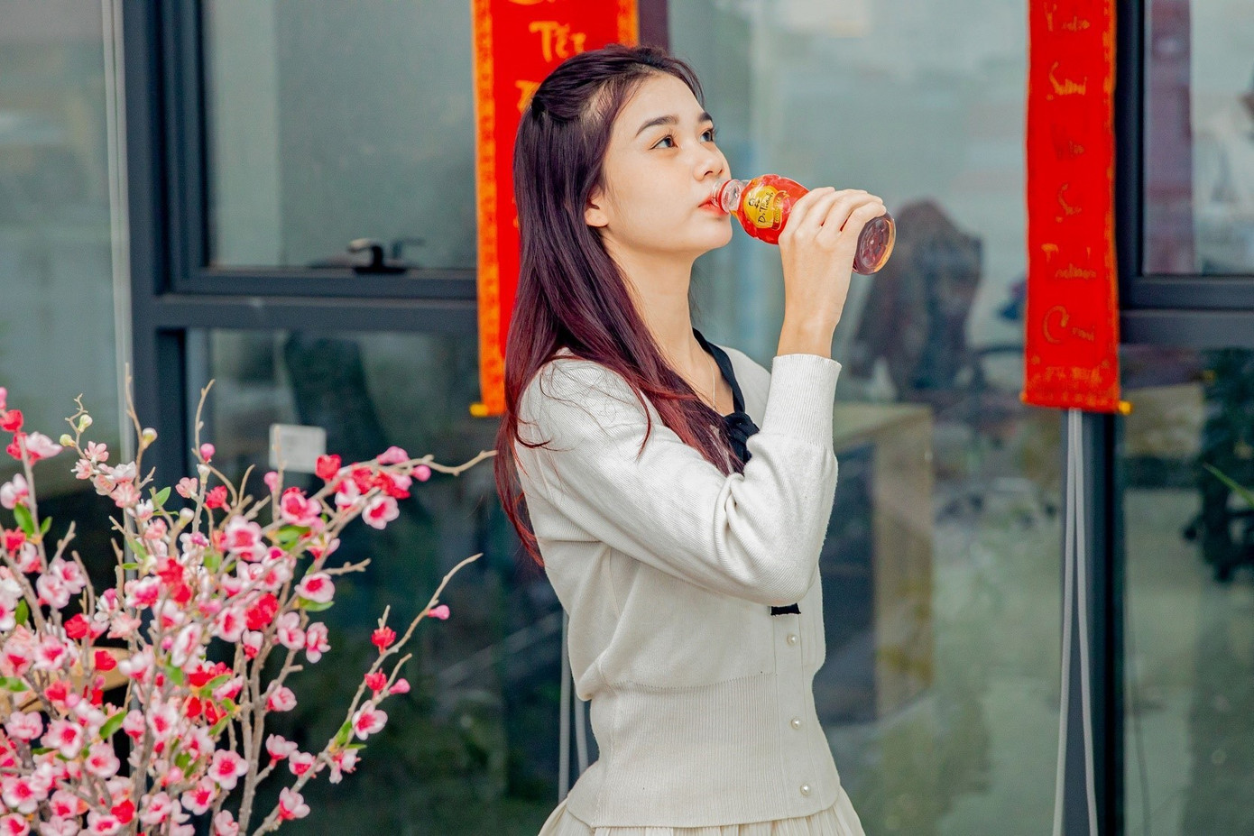 Tiện lợi và khả năng thanh lọc cơ thể để nhanh chóng giúp bản thân tươi mát hơn mỗi ngày là lý do nhiều người trẻ yêu thích và lựa chọn Trà Thanh Nhiệt Dr Thanh làm đồ uống mỗi ngày