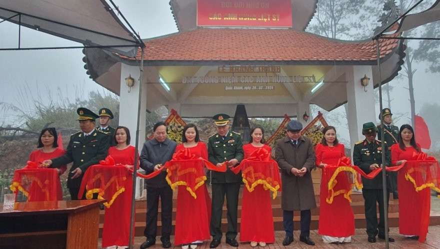 Các đại biểu tham gia cắt băng khánh thành Nhà bia tưởng niệm các Anh hùng Liệt sỹ tại điểm cao 820 Các đại biểu tham gia cắt băng khánh thành Nhà bia tưởng niệm các Anh hùng Liệt sỹ tại điểm cao 820