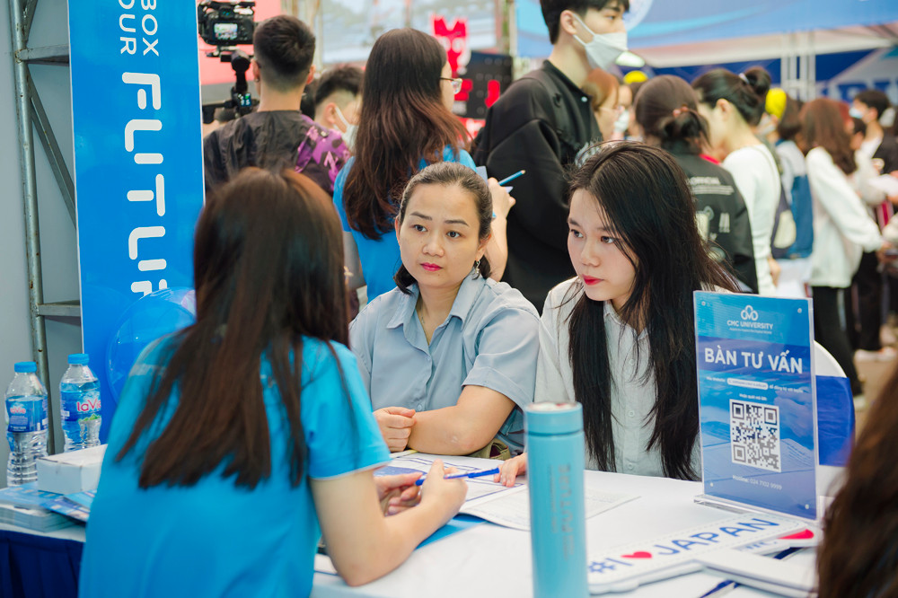 Nhiều thí sinh quan tâm và lựa chọn phương thức xét tuyển sớm bằng học bạ (Ảnh: Trường Đại học CMC) Nhiều thí sinh quan tâm và lựa chọn phương thức xét tuyển sớm bằng học bạ (Ảnh: Trường Đại học CMC)