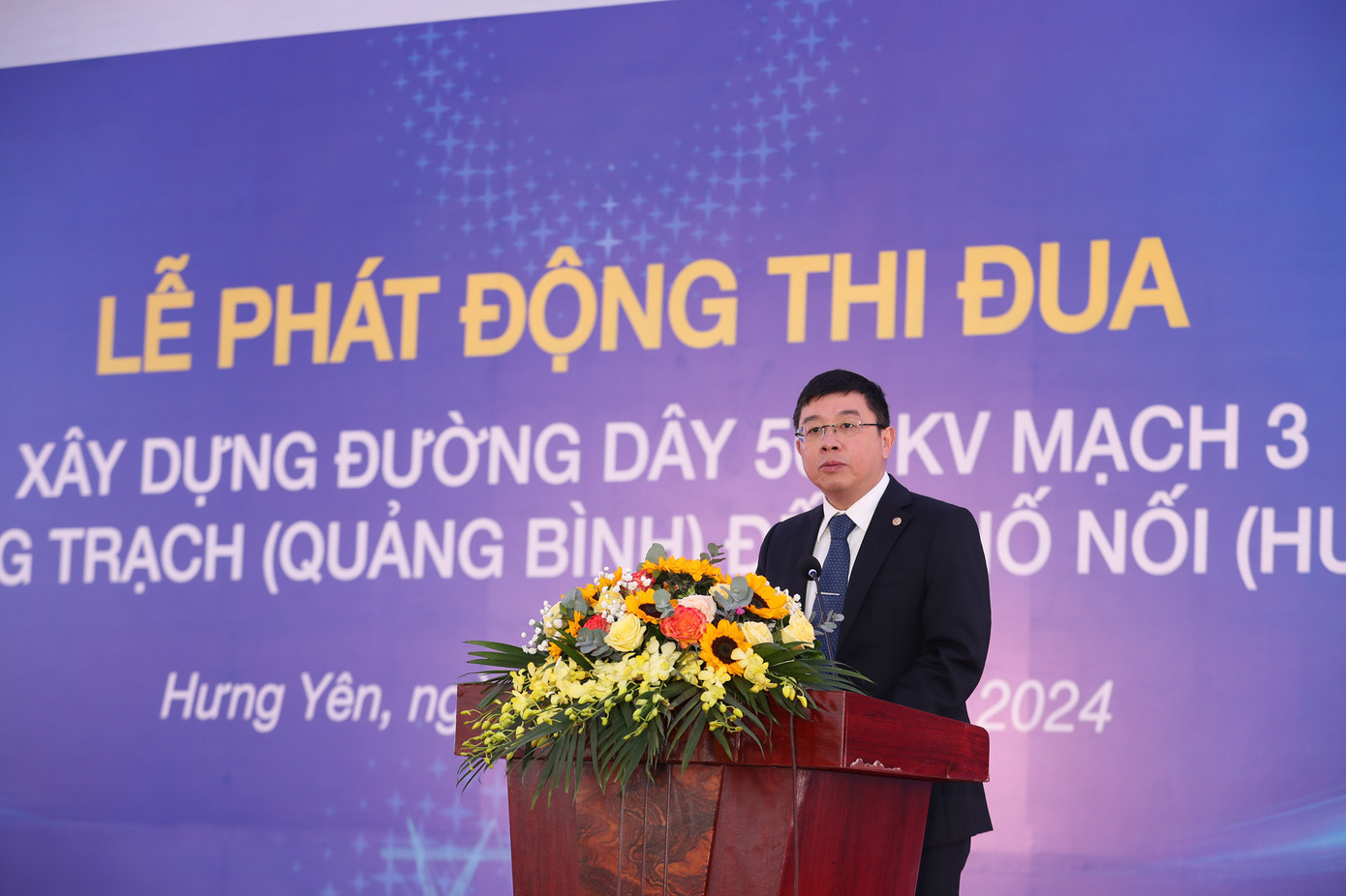 Tổng giám đốc EVNNPT Phạm Lê Phú báo cáo tại lễ phát động thi đua