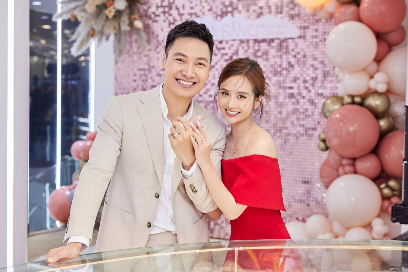 Cặp đôi hạnh phúc rạng ngời khi lựa chọn được cặp nhẫn ưng ý