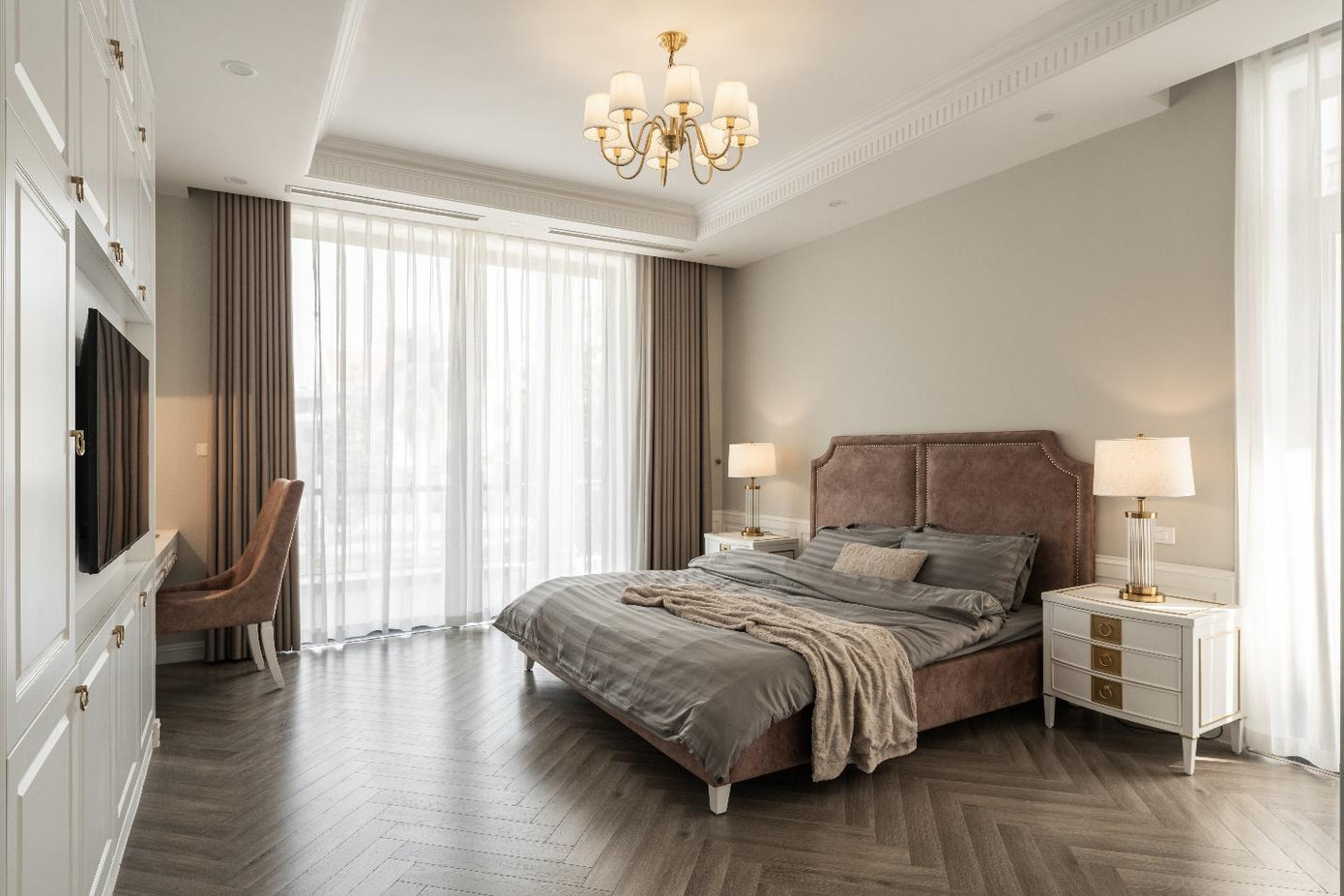 Phòng ngủ master của gia chủ với tone màu trắng kem là màu chủ đạo. Giường ngủ lớn màu nâu nhạt tạo điểm nhấn, hệ thống tủ quần áo và kệ decor với những chi tiết phào nhẹ. Sự kết hợp hoàn hảo này khiến cho phòng ngủ trở thành một không gian thư giãn lý tưởng cho gia chủ.