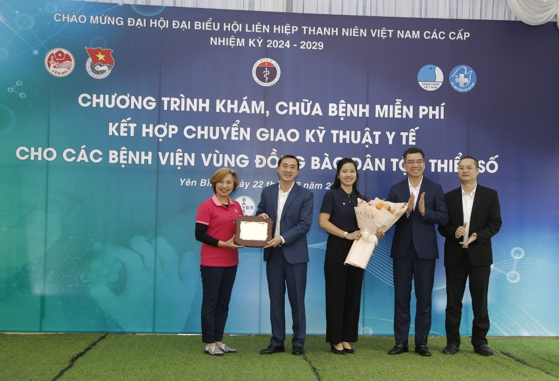 GS.TS Trần Văn Thuấn (thứ hai từ trái qua) – Thứ trưởng Bộ Y tế chia sẻ Bộ Y tế sẽ tiếp tục huy động sự chung tay của các tổ chức, cá nhân cùng đồng hành với ngành y tế góp phần vào việc bảo vệ, chăm sóc sức khỏe người dân. Ảnh: Bình Minh.