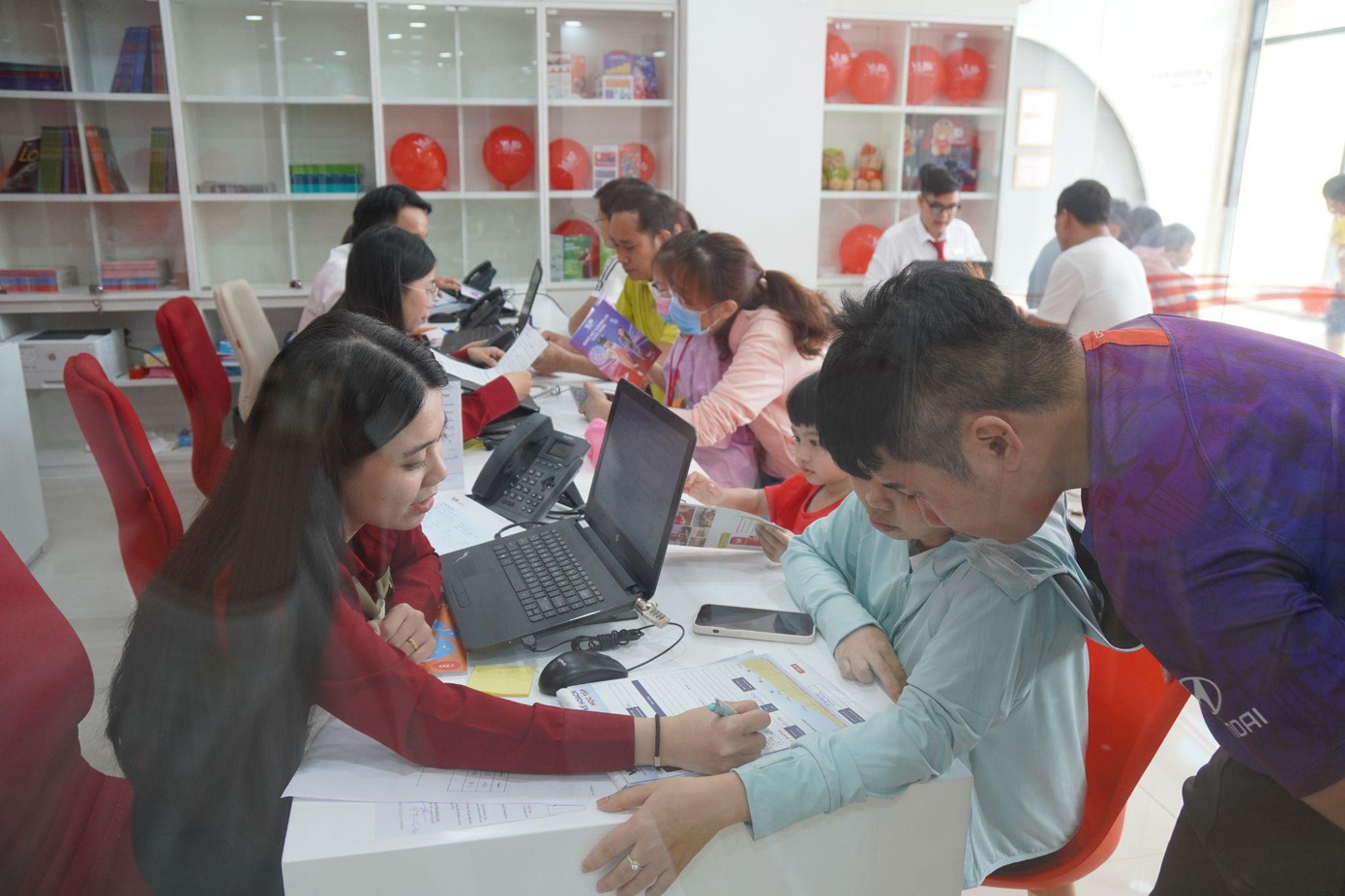 Nhiều phụ huynh học sinh đã đến tham dự và ghi danh ngay ngày khai trương VUS Nhà Bè