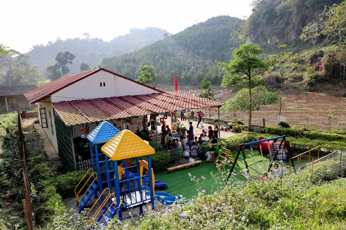 Khu vui chơi mới trong khuôn viên điểm trường Mèng Đeng Khu vui chơi mới trong khuôn viên điểm trường Mèng Đeng