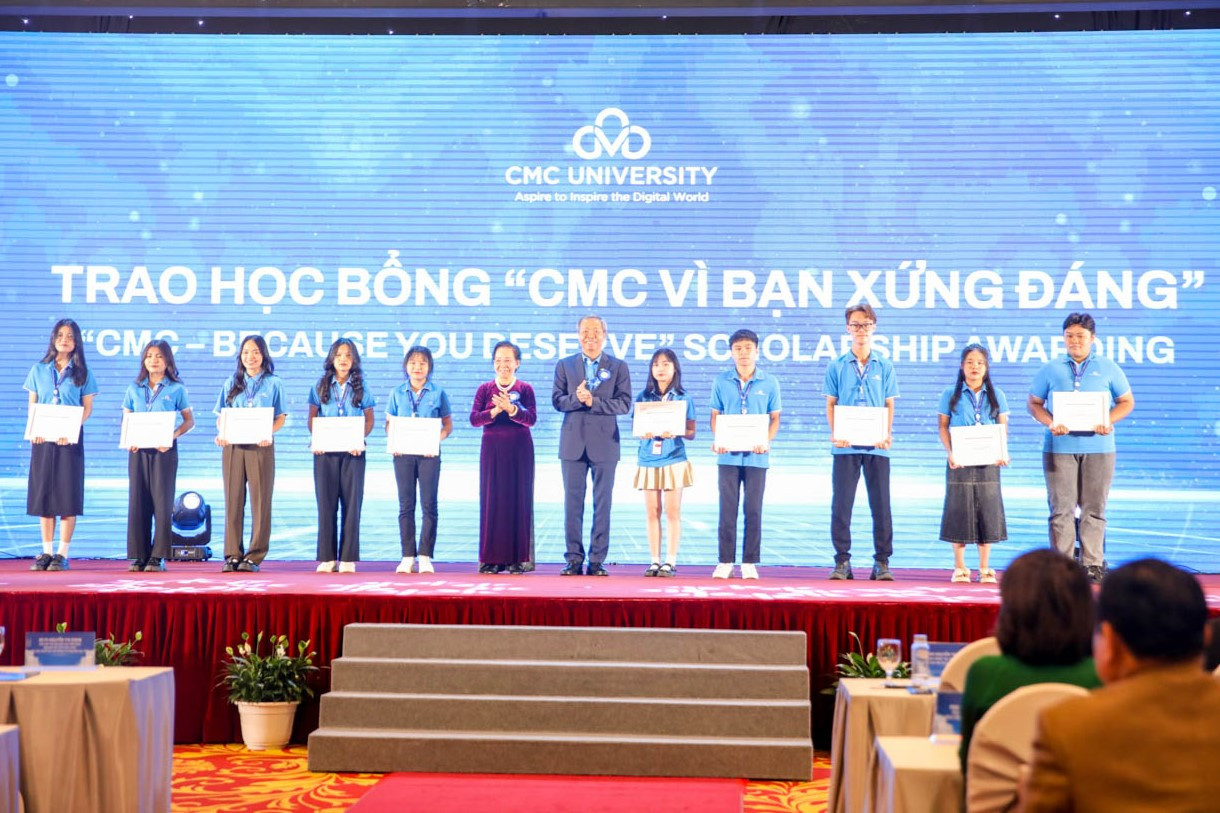 Nguyên Phó Chủ tịch nước Nguyễn Thị Doan và ông Nguyễn Trung Chính - Chủ tịch Tập đoàn CMC trao học bổng “CMC - Vì bạn xứng đáng” năm 2023 (Ảnh: Trường Đại học CMC) Nguyên Phó Chủ tịch nước Nguyễn Thị Doan và ông Nguyễn Trung Chính - Chủ tịch Tập đoàn CMC trao học bổng “CMC - Vì bạn xứng đáng” năm 2023 (Ảnh: Trường Đại học CMC)