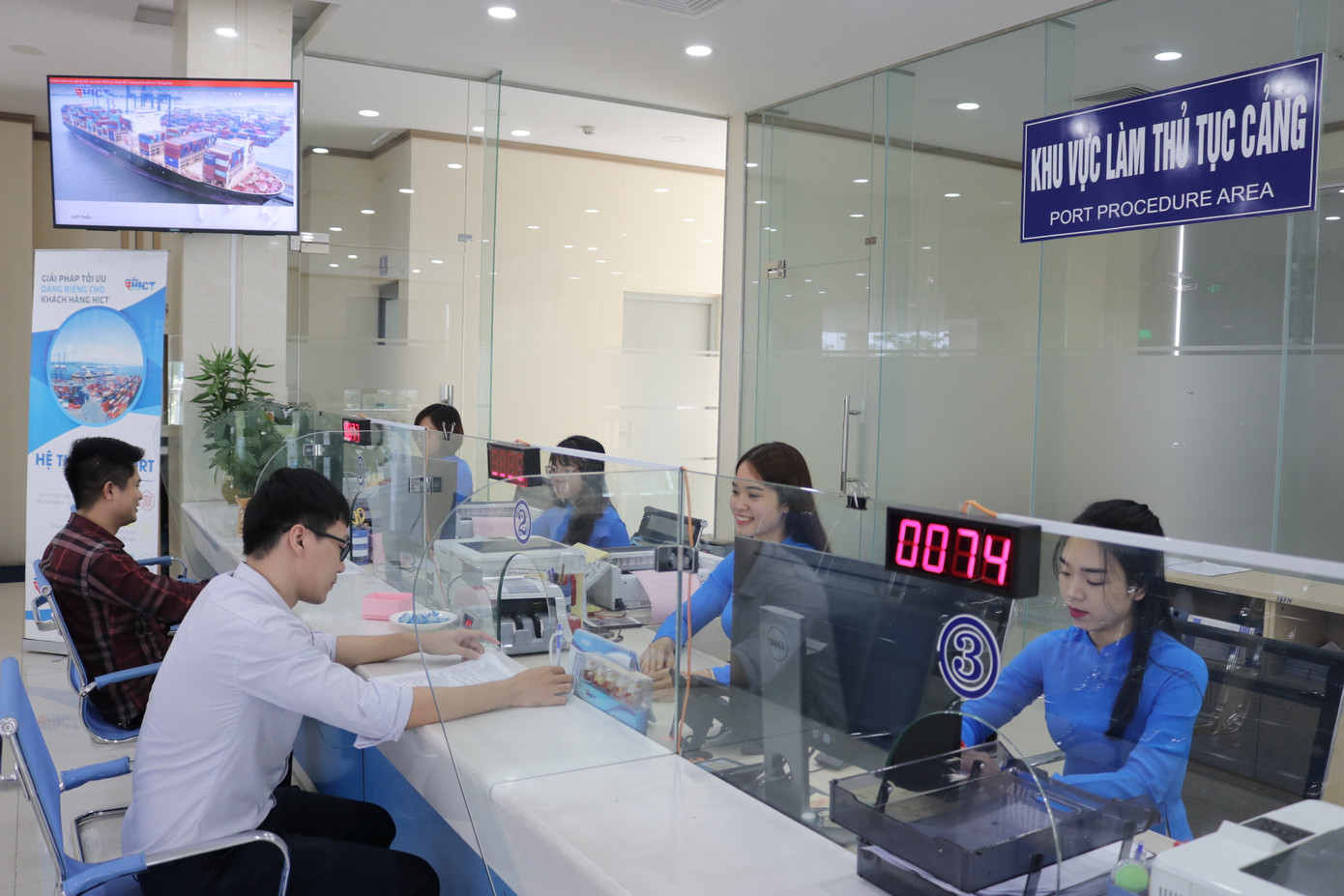 Văn hóa giao tiếp với khách hàng theo phương châm “Đến với Tân cảng - đến với chất lượng dịch vụ hàng đầu”