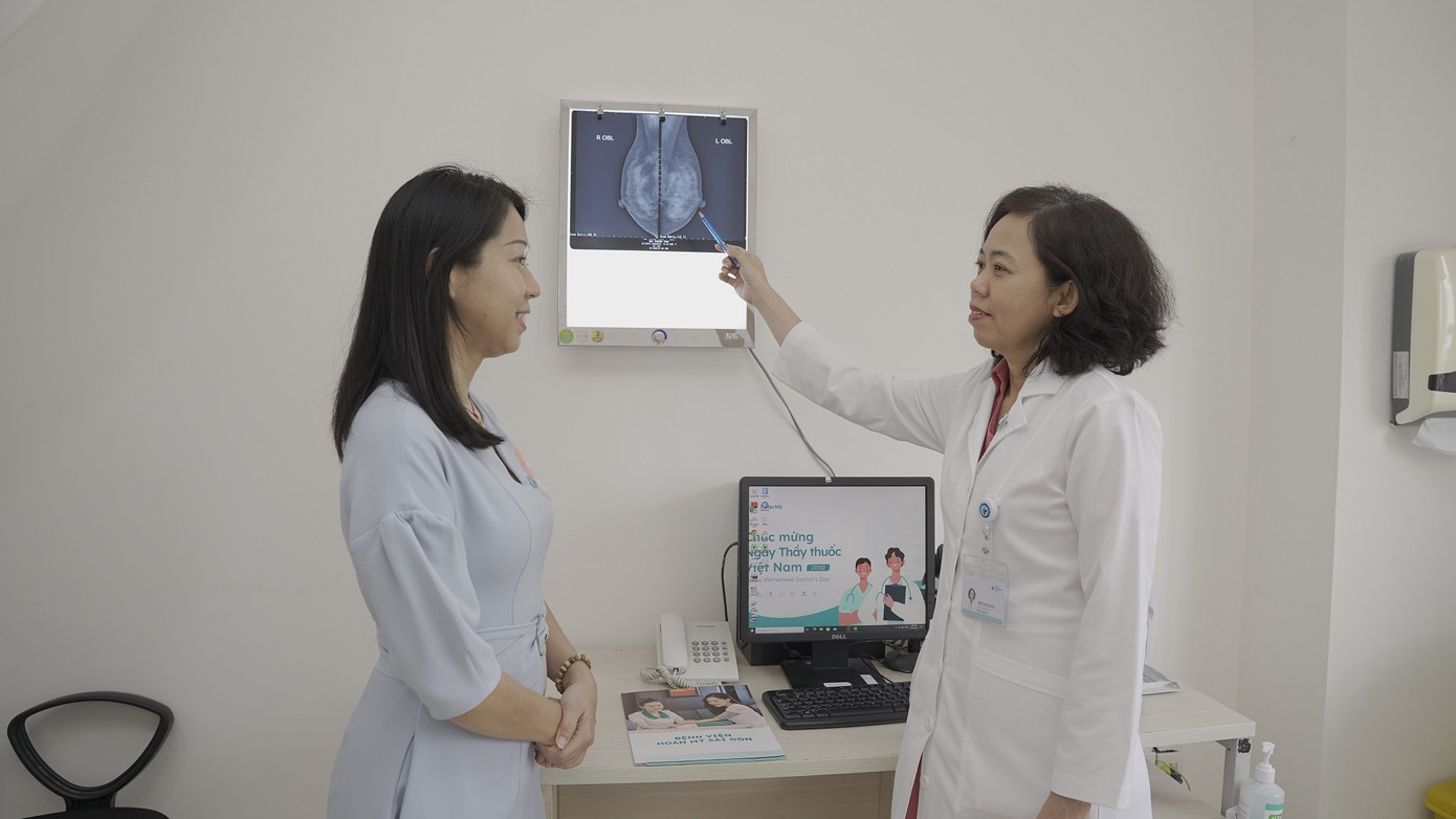 Bác sĩ tư vấn cho bệnh nhân về các giải pháp tầm soát bệnh lý tuyến vú Bác sĩ tư vấn cho bệnh nhân về các giải pháp tầm soát bệnh lý tuyến vú