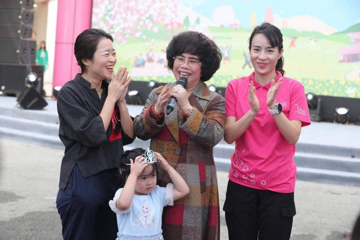 Anh hùng Lao động Thái Hương - Nhà sáng lập Hệ thống trường TH School chia sẻ: “Hôm nay chúng ta quây quần ở đây thực sự như một ngôi nhà lớn, một ngôi nhà Hạnh phúc” .” Anh hùng Lao động Thái Hương - Nhà sáng lập Hệ thống trường TH School chia sẻ: “Hôm nay chúng ta quây quần ở đây thực sự như một ngôi nhà lớn, một ngôi nhà Hạnh phúc” .”