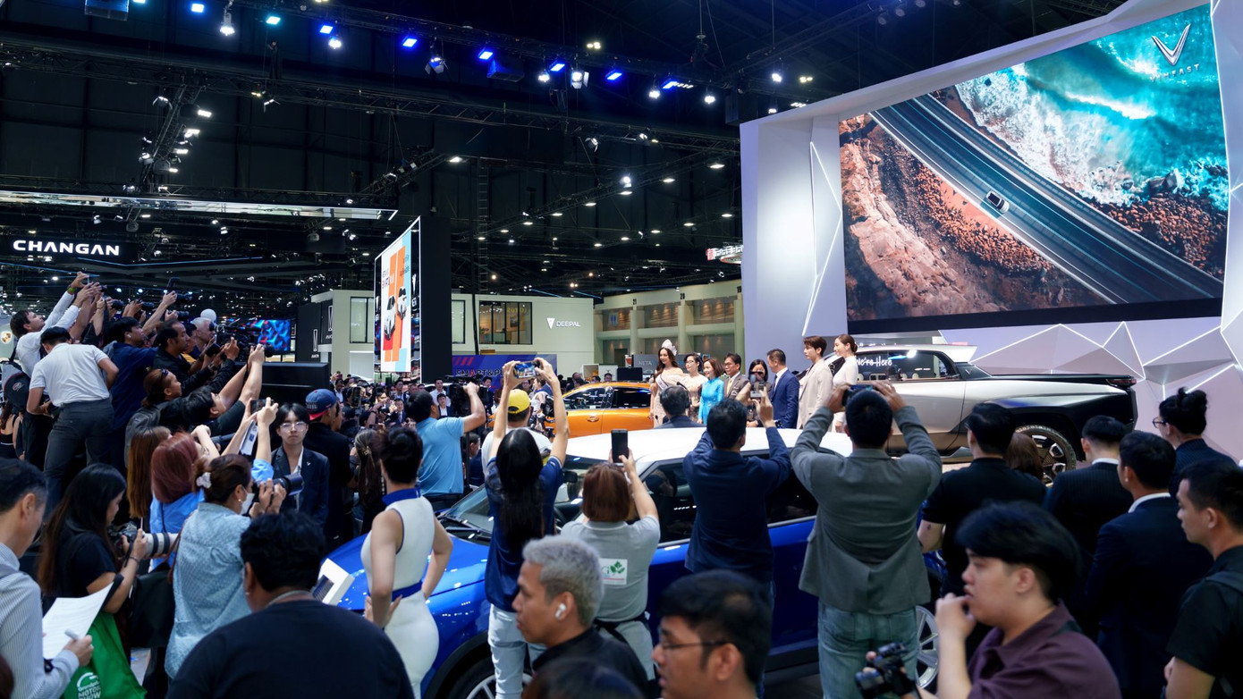 Gian hàng của VinFast tại BIMS 2024 đặc biệt thu hút truyền thông Thái Lan.