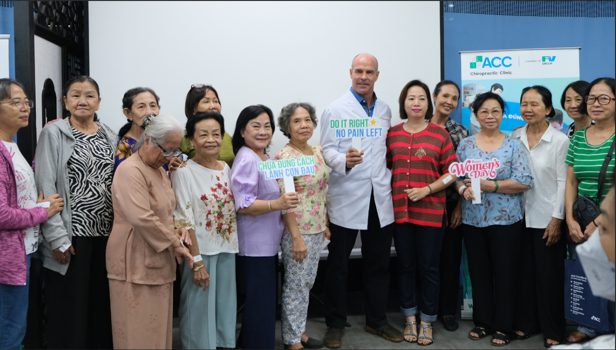 Đại diện Hội Liên Hiệp Phụ Nữ Phường Phạm Ngũ Lão, Q1, TP.HCM chụp hình lưu niệm cùng diễn giả