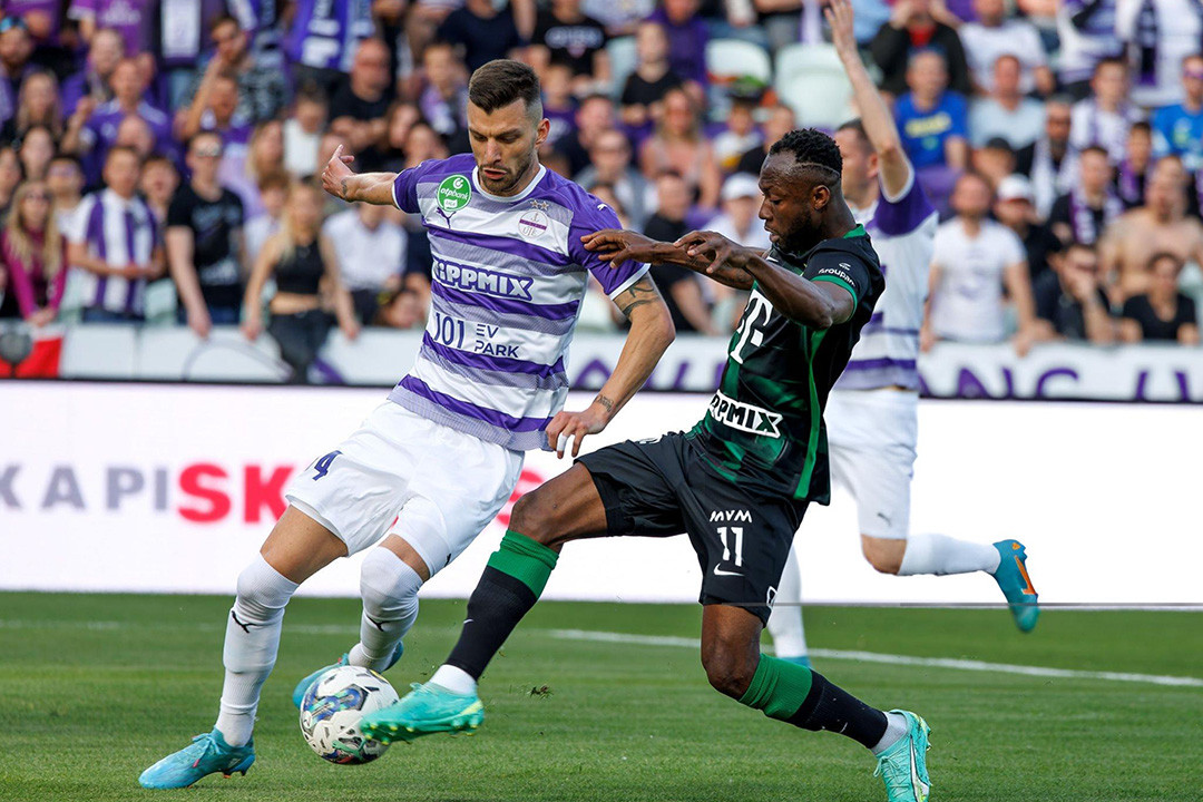 Tim Hall (áo sọc tím-trắng) có thể đá trung vệ và cả tiền vệ phòng ngự. (Ảnh: Laszlo Szirtesi/Getty)