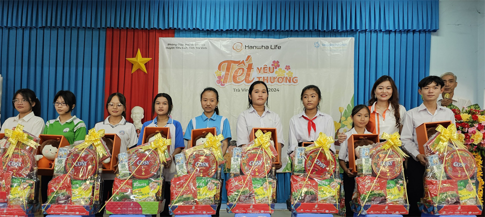 Đại diện Hanwha Life Việt Nam trao tặng những phần quà Tết ấm áp đến học sinh khó khăn tại huyện Tiểu Cần, tỉnh Trà Vinh
