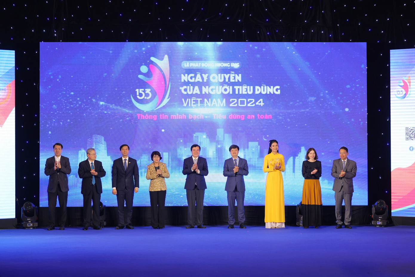 Các đại biểu tham gia nhấn nút khai mạc Lễ phát động hưởng ứng Ngày Quyền của người tiêu dùng Việt Nam Các đại biểu tham gia nhấn nút khai mạc Lễ phát động hưởng ứng Ngày Quyền của người tiêu dùng Việt Nam