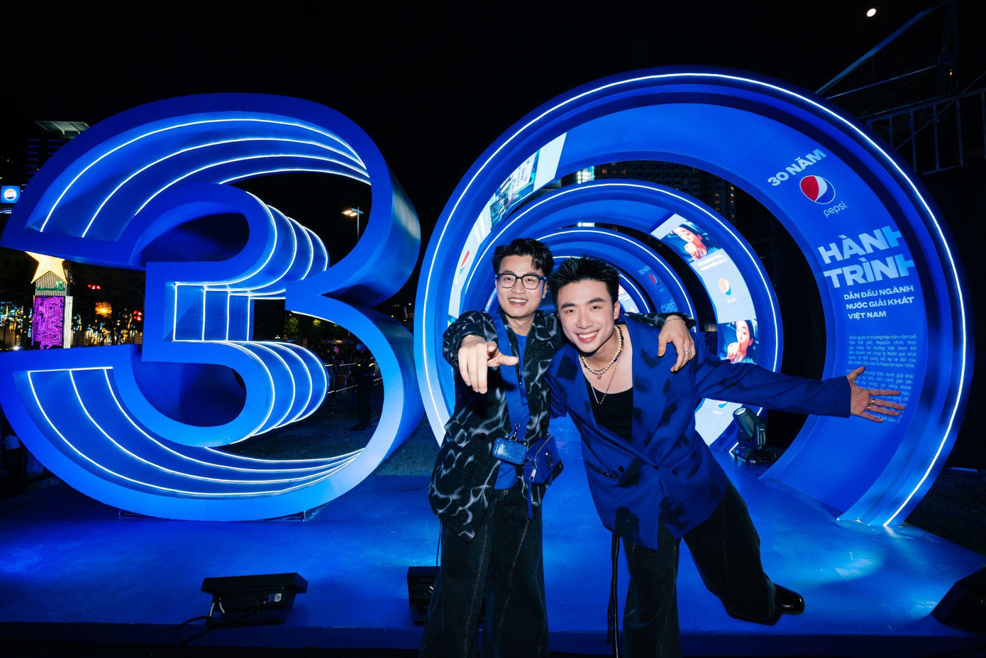 Những gương mặt đại diện giới trẻ thích thú check-in tại khu vực trải nghiệm