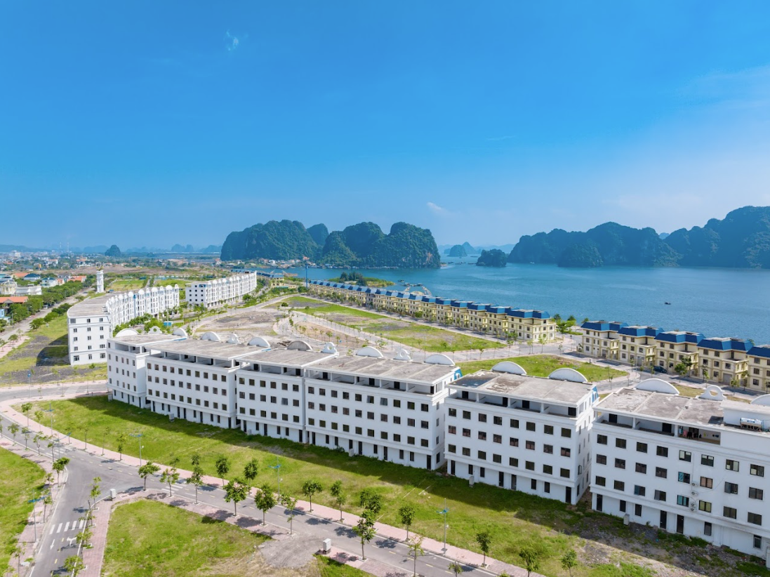Khung cảnh vịnh Bái Tử Long kì vỹ tại trung tâm thành phố Cẩm Phả Khung cảnh vịnh Bái Tử Long kì vỹ tại trung tâm thành phố Cẩm Phả