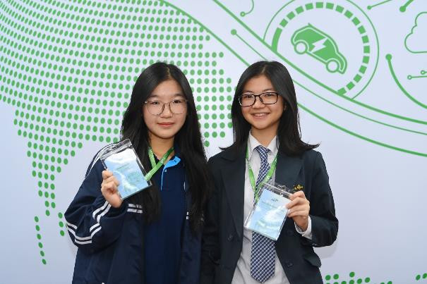 Bạn Phạm Bằng An và bạn Nguyễn Trần Minh Khuê, thành viên đội LifeSphere. Bạn Phạm Bằng An và bạn Nguyễn Trần Minh Khuê, thành viên đội LifeSphere.