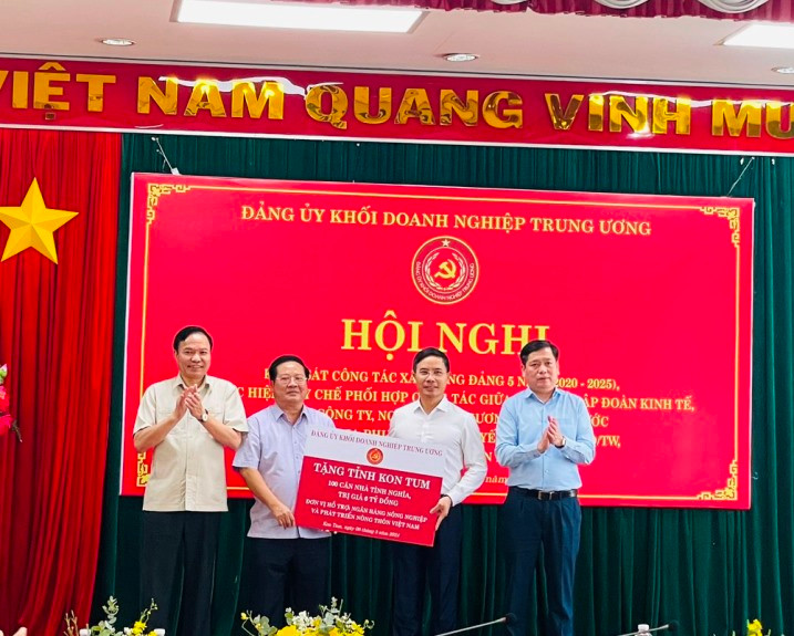 Đảng ủy Khối DNTW trao tặng 100 căn nhà tình nghĩa cho người nghèo tỉnh Kon Tum