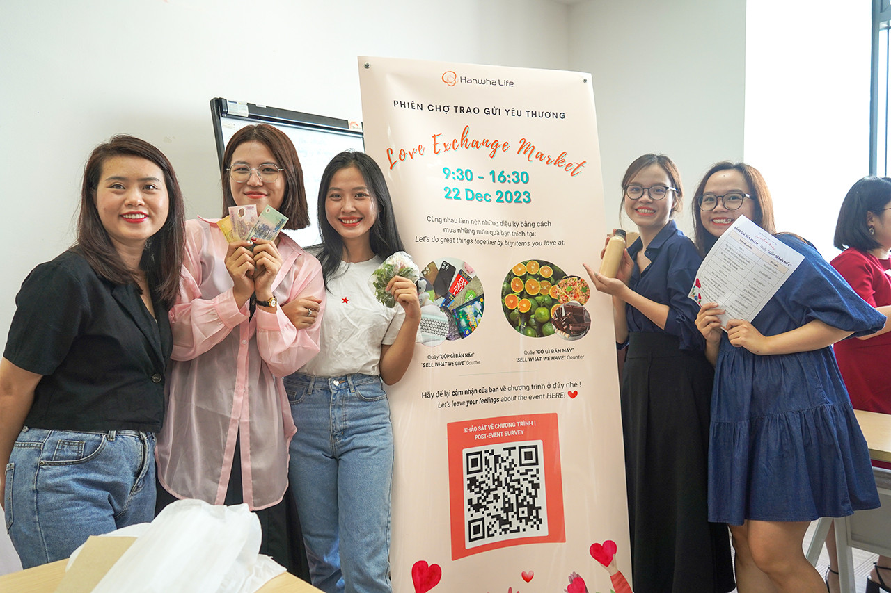 Cán bộ nhân viên công ty tích cực tham gia phiên chợ để chung tay làm nên những điều ý nghĩa