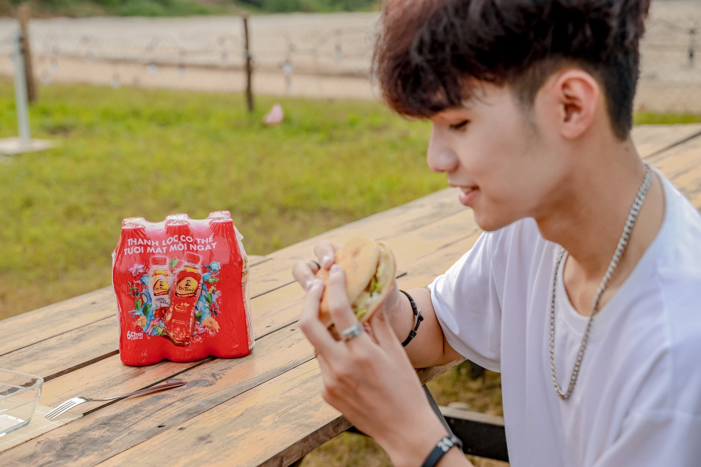 Được chiết xuất từ 9 loại thảo mộc, Trà Thanh Nhiệt Dr Thanh là thức uống yêu thích của người trẻ để thanh lọc cho cơ thể tươi mát mỗi ngày.