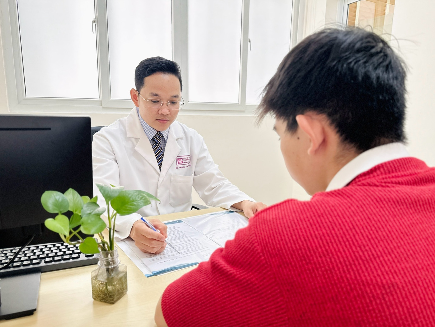 BS. Quách Văn Thanh, Phó trưởng khoa Hiếm muộn IVF Phương Châu đang thăm khám, tư vấn với khách hàng