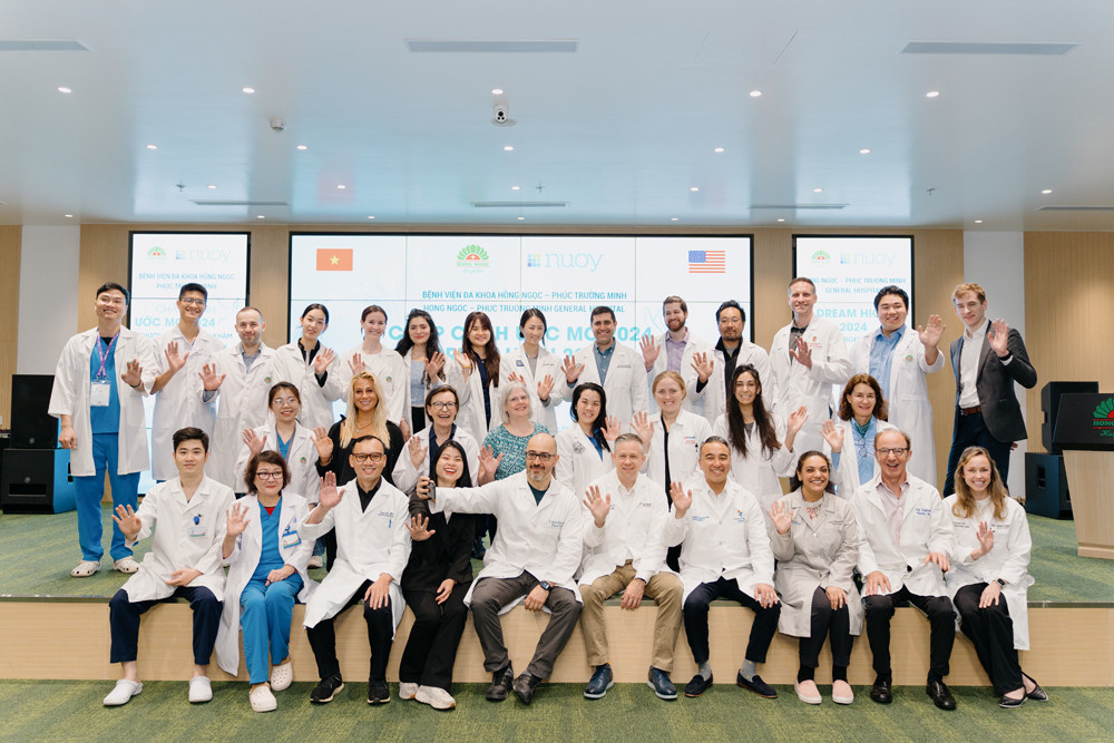 Đoàn chuyên gia Mỹ đến thăm khám từ thiện cho bệnh nhân nghèo tại Bệnh viện Đa khoa Hồng Ngọc