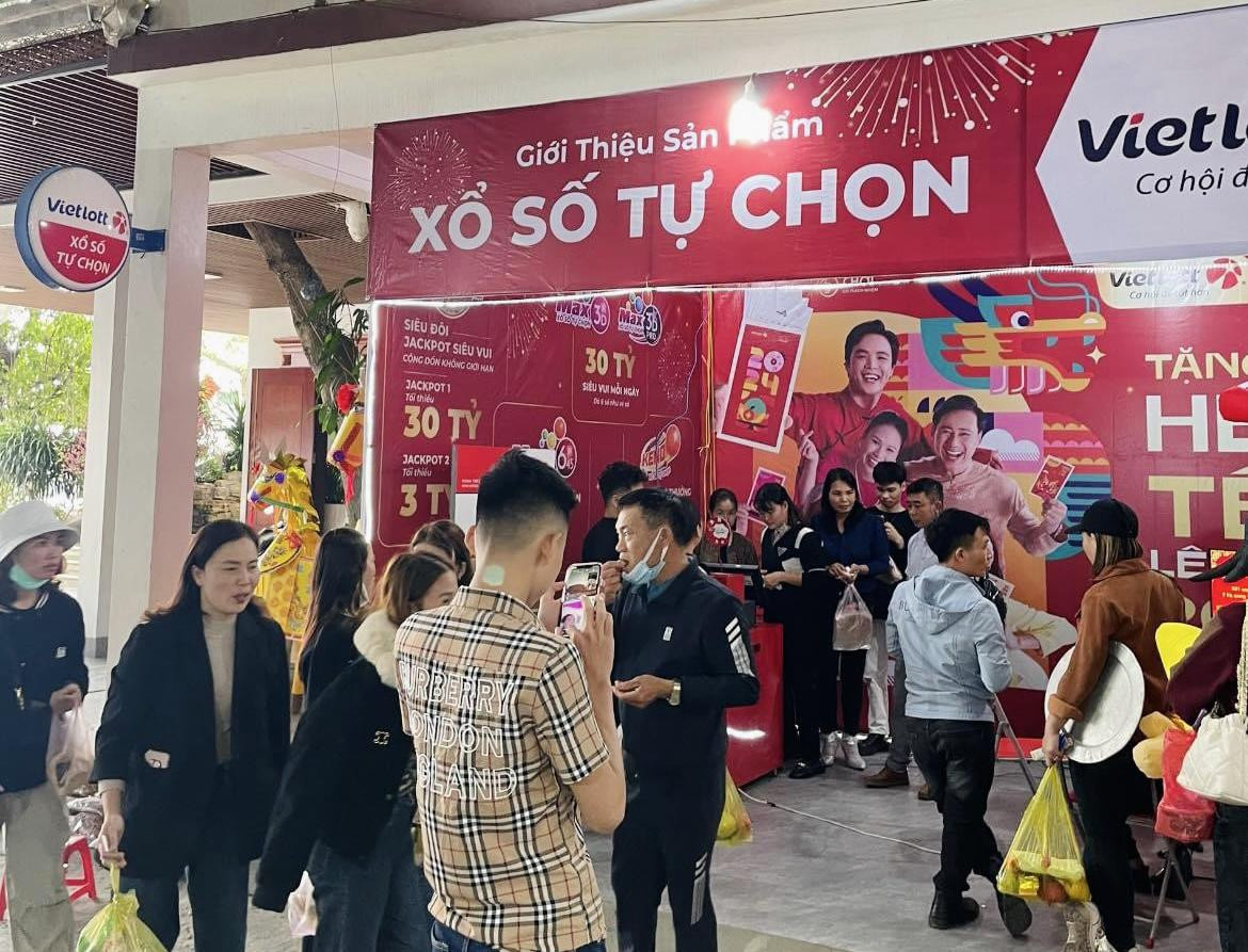 Người chơi hồ hởi mua vé dự thưởng để “săn” Jackpot khủng.