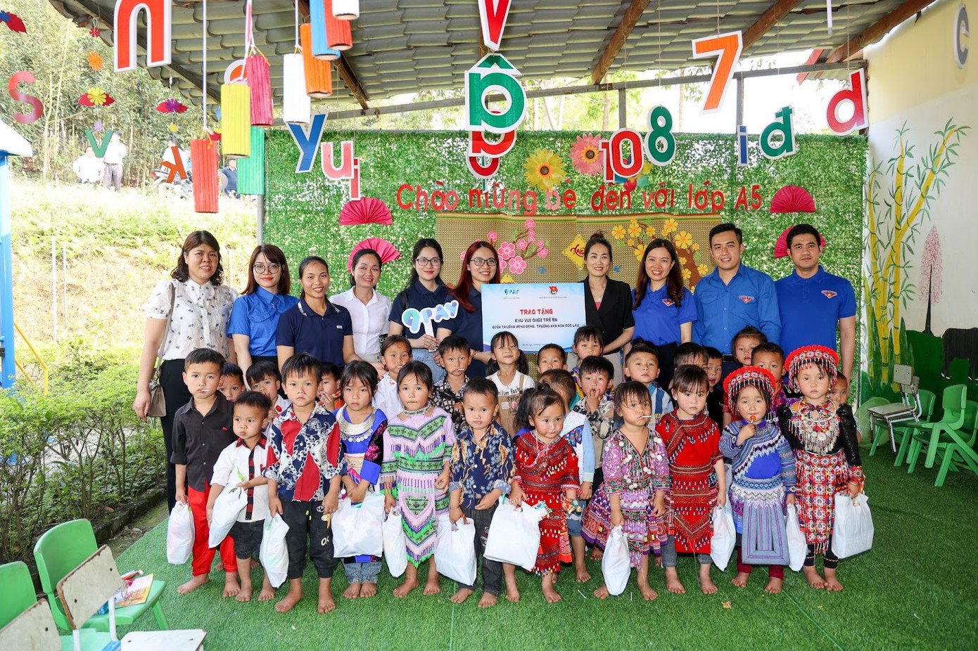 Đại diện 9Pay trao tặng khu vui chơi cho phân hiệu Mèng Đeng, trường mầm non Cốc Lầu Đại diện 9Pay trao tặng khu vui chơi cho phân hiệu Mèng Đeng, trường mầm non Cốc Lầu