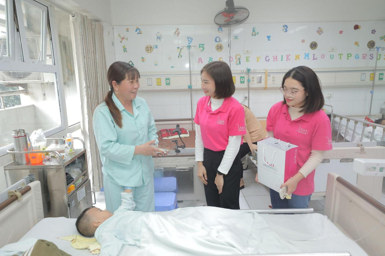 Nguyễn Thị Oanh thăm hỏi và tặng quà từng bệnh nhi tại Bệnh viện Việt Đức
