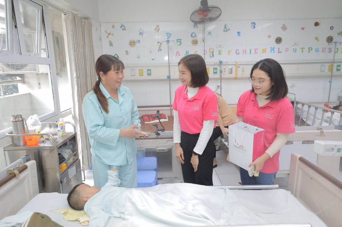 Nguyễn Thị Oanh thăm hỏi và tặng quà từng bệnh nhi tại Bệnh viện Việt Đức