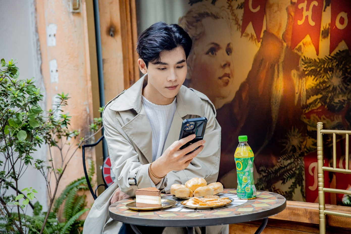 Chọn một thức uống yêu thích như Trà Xanh Không Độ với EGCG và Vitamin C để giải nhiệt cuộc sống, xua tan căng thẳng mệt mỏi là một trong những cách người trẻ đơn giản để bắt đầu một ngày làm việc hiệu quả.