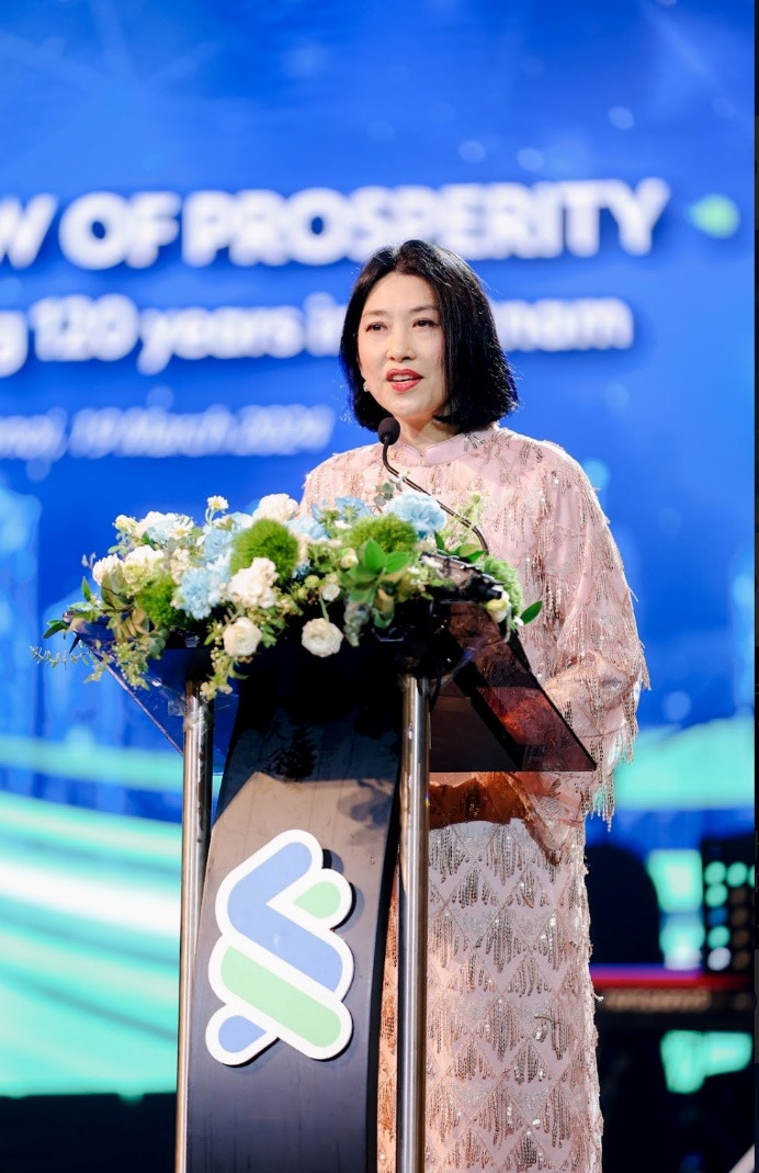 Bà Michele Wee phát biểu tại buổi lễ kỷ niệm 120 năm ngân hàng hiện diện tại Việt Nam diễn ra tại Nhà Hát Lớn Hà Nội ngày 19/3 (Nguồn: Standard Chartered Việt Nam)