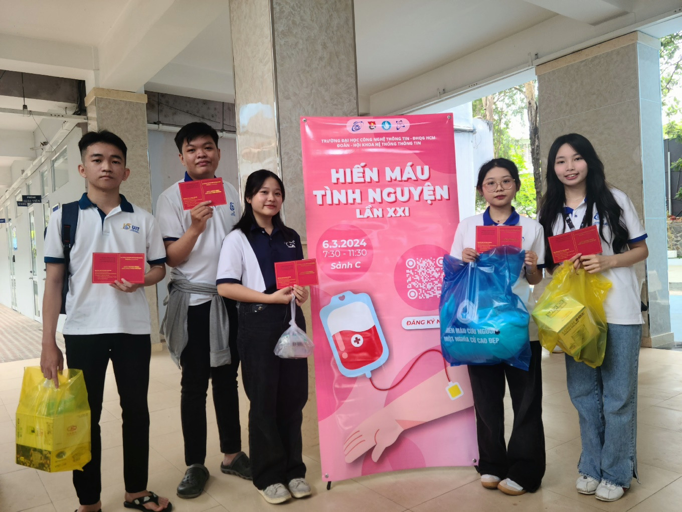 Hoạt động hiến máu tình nguyện mang ý nghĩa nhân văn sâu sắc, nghĩa cử cao đẹp của các tình nguyện viên trên toàn thế giới, những người luôn tình nguyện mang đến những điều tốt đẹp cho xã hội và cộng đồng, chung tay bảo đảm lượng máu đáp ứng yêu cầu trong cấp cứu và điều trị bệnh. (Ảnh: Toàn Phan).