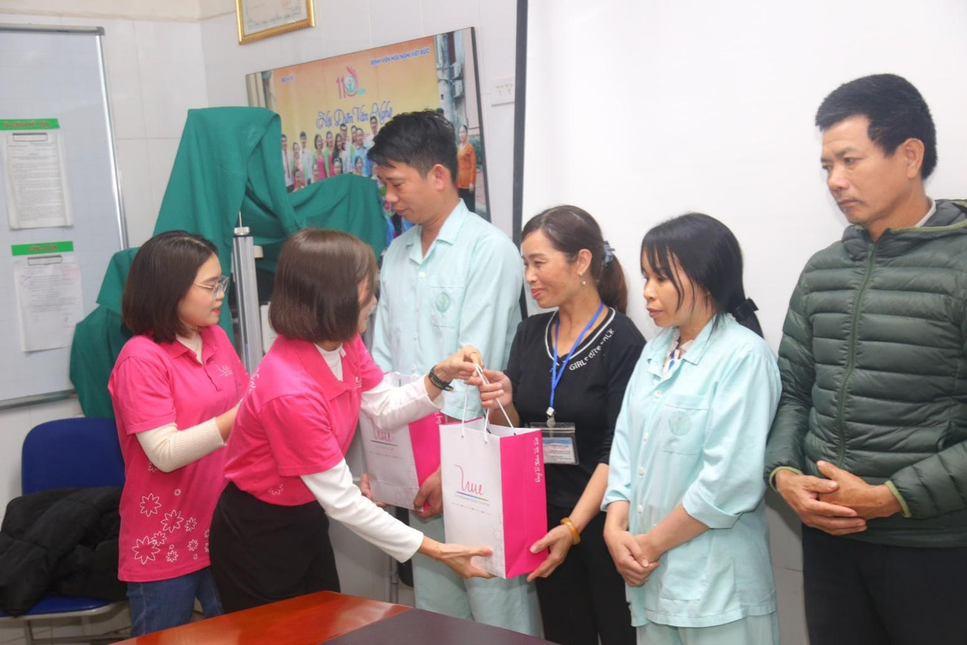 VĐV Nguyễn Thị Oanh trao quà cho người nhà bệnh nhi được hỗ trợ từ Quỹ Vì Tầm Vóc Việt