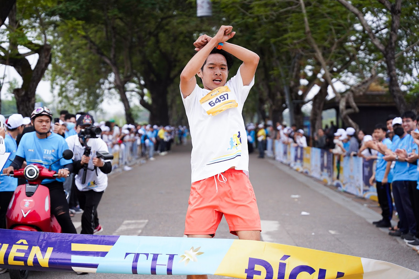 Khoảnh khắc về đích đáng nhớ của Nguyễn Văn Cảm (Nhất nội dung 3km sinh viên nam) Khoảnh khắc về đích đáng nhớ của Nguyễn Văn Cảm (Nhất nội dung 3km sinh viên nam)