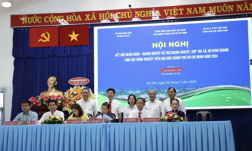 Đại diện các chi nhánh Agribank trên địa bàn TP Hồ Chí Minh ký kết hỗ trợ khách hàng