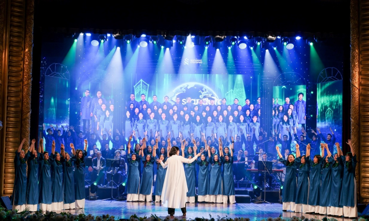 Dàn hợp xướng Green &amp; Blue đến từ 120 nhân viên của ngân hàng, dưới sự chỉ huy của Tổng giám đốc Michele Wee trong buổi lễ kỷ niệm 120 năm ngân hàng hiện diện tại Việt Nam, với chủ đề “Dòng chảy thịnh vượng” (Nguồn: Standard Chartered Việt Nam)