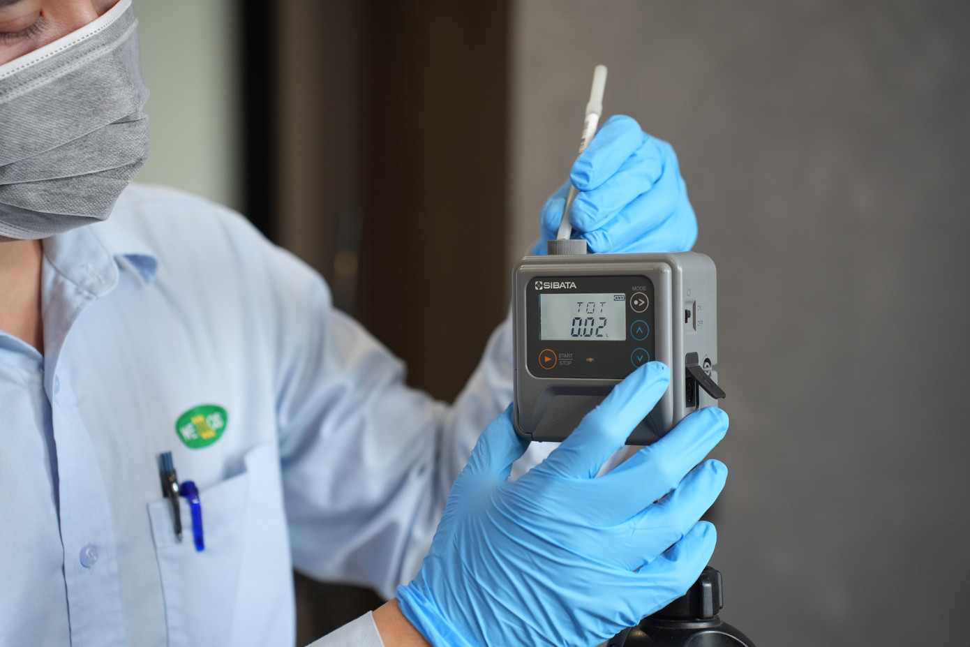 Các chuyên gia đang tiến hành quá trình đo đạc tại nhà KTS Nguyễn Duy Thanh