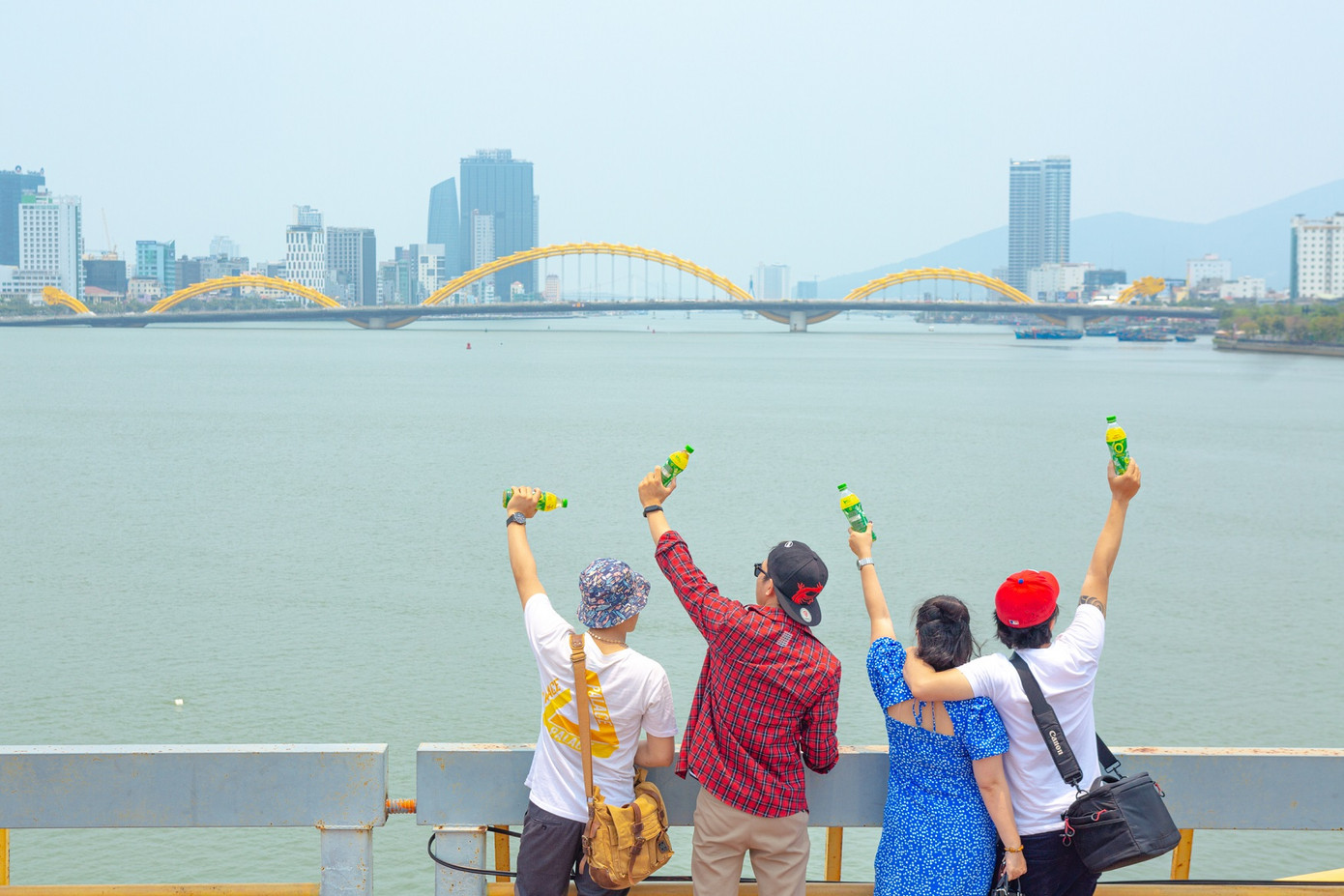 Với EGCG và vitamin C được bổ sung trong sản phẩm, Trà Xanh Không Độ là thức uống quen thuộc của người trẻ để xua tan căng thẳng mệt mỏi trên hành trình trải nghiệm, khám phá đất nước. Với EGCG và vitamin C được bổ sung trong sản phẩm, Trà Xanh Không Độ là thức uống quen thuộc của người trẻ để xua tan căng thẳng mệt mỏi trên hành trình trải nghiệm, khám phá đất nước.