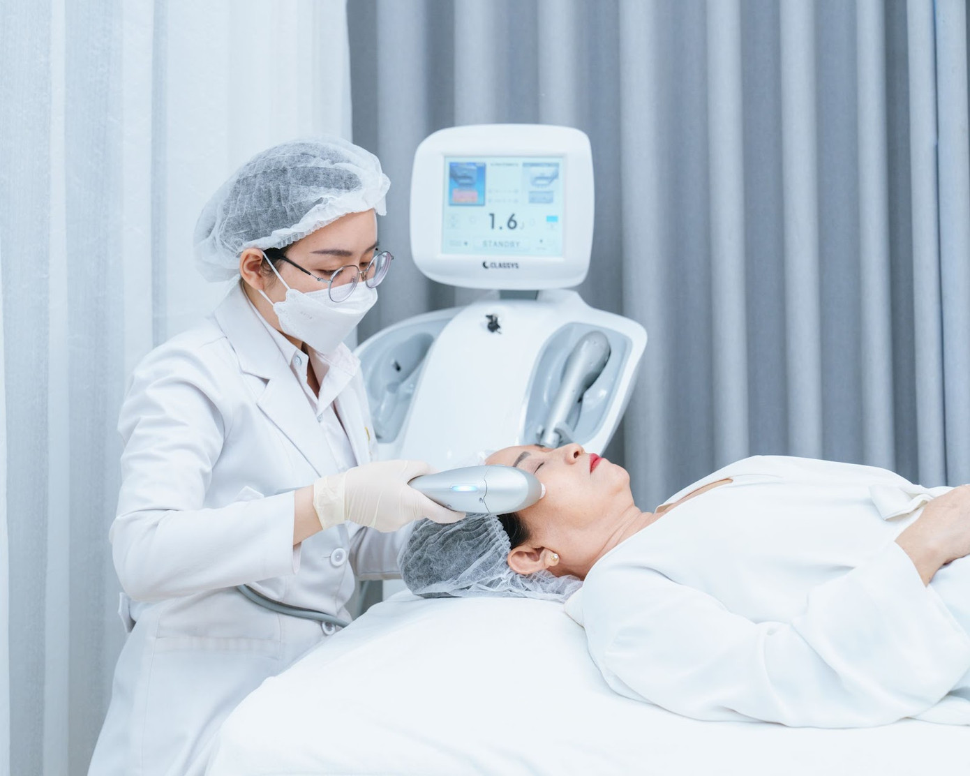 Các bác sĩ Viện thẩm mỹ DIVA trực tiếp thăm khám, tư vấn và hỗ trợ điều trị cho khách hàng.