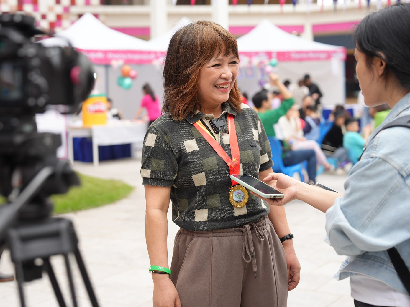 Bà Trần Thị Quyên - Giám đốc nhân sự Tập đoàn TH trong không khí hạnh phúc tại Lễ hội