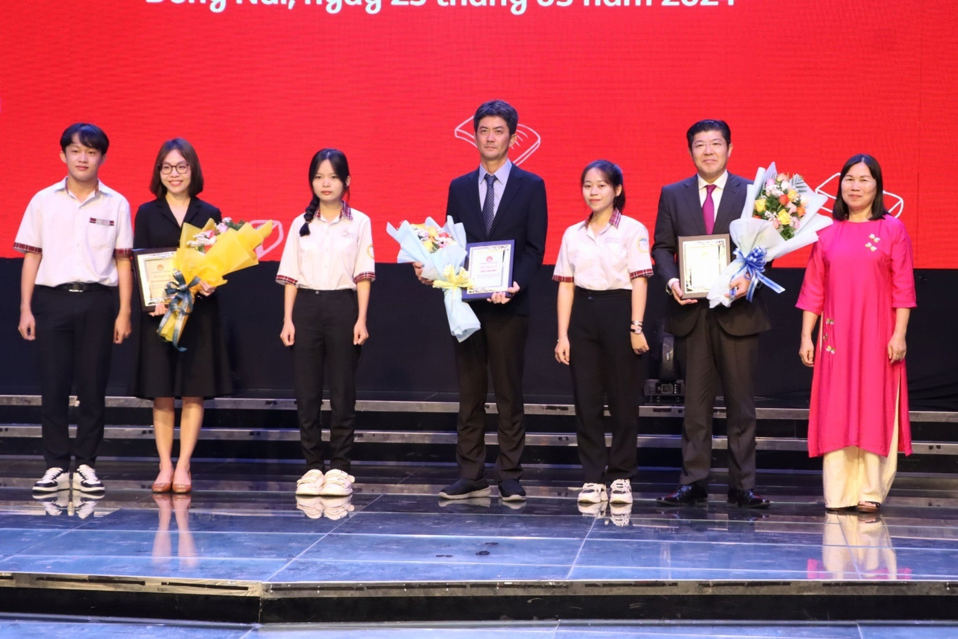 Bà Lê Thị Mỹ Phượng - Chủ tịch Hội khuyến học tỉnh Đồng Nai trao bằng tri ân cho đại diện 3 công ty tại buổi lễ trao học bổng