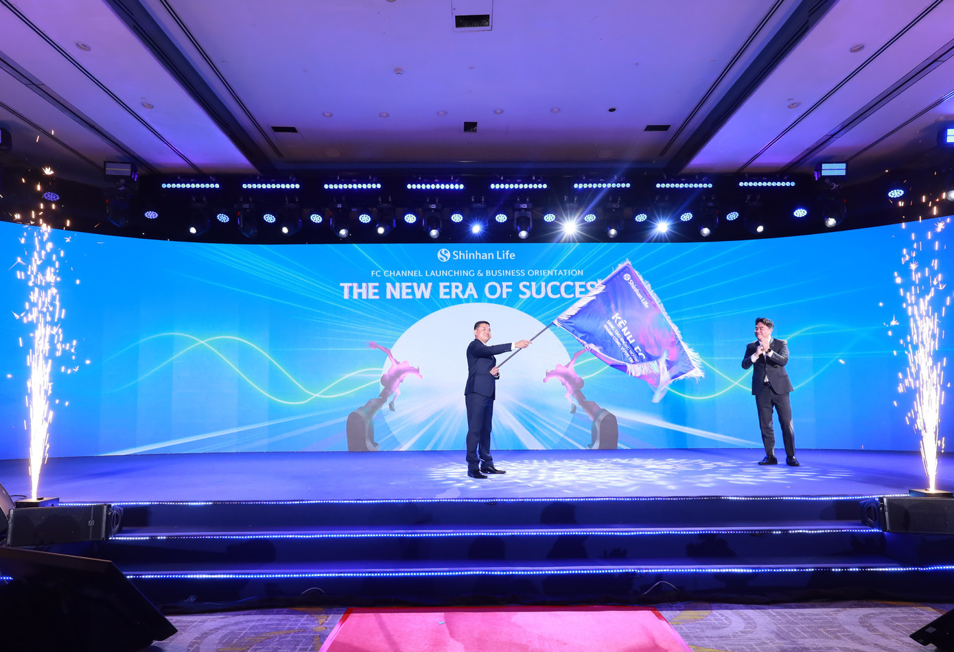 Đại diện Shinhan Life Việt Nam nhận cờ tiếp thêm sức mạnh và tinh thần từ Shinhan Life Korea trong sự kiện ra mắt kênh FC