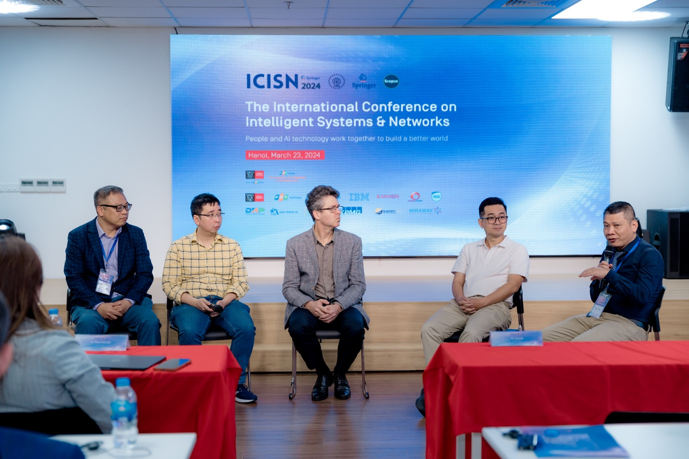 Các phiên thảo luận là cơ hội để các chuyên gia chia sẻ góc nhìn và đưa ra giải pháp cho doanh nghiệp