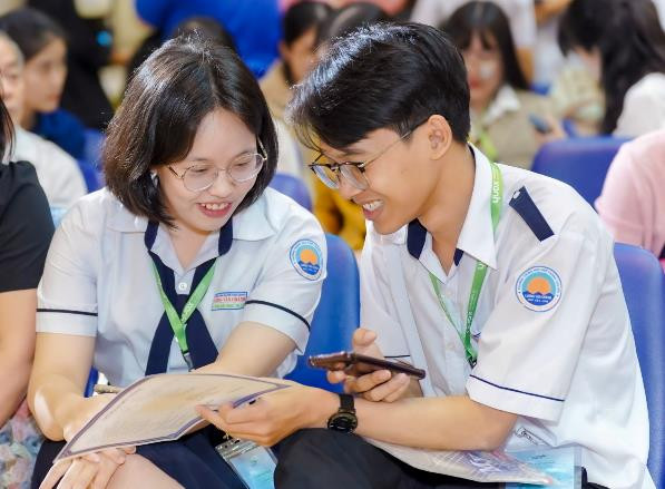 Bảo Ngọc và Thế Dũng hào hứng thảo luận sau khi rời phòng thi. Bảo Ngọc và Thế Dũng hào hứng thảo luận sau khi rời phòng thi.