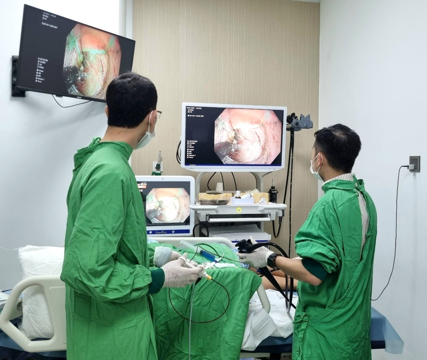 Bác sĩ Vượng cùng đồng nghiệp đang thực hiện can thiệp Bác sĩ Vượng cùng đồng nghiệp đang thực hiện can thiệp