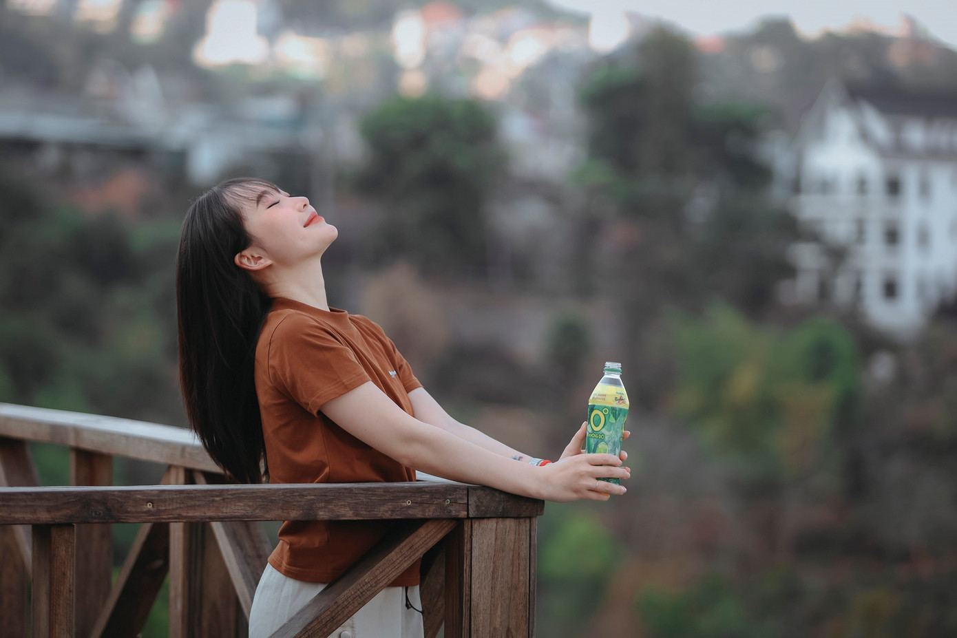 Làm công việc yêu thích, có thời gian cho riêng mình, ngồi một quán quen, thưởng thức một chai Trà Xanh để xua tan căng thẳng mệt mỏi đang trở thành nhu cầu quan trọng của người trẻ.