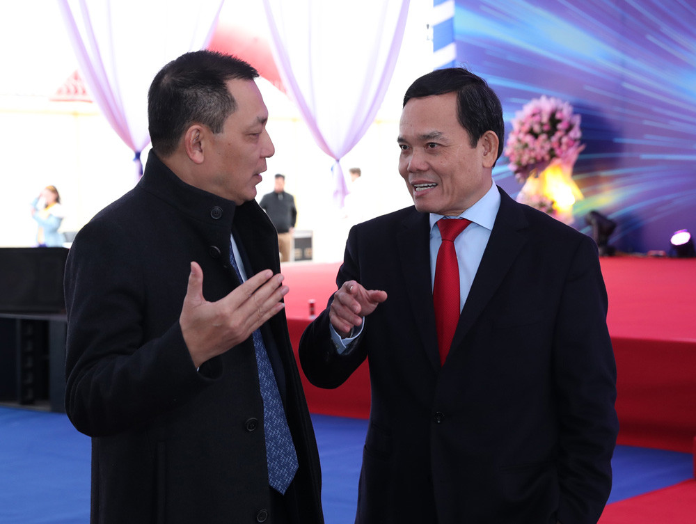 Phó Thủ tướng Chính phủ Trần Lưu Quang và Chủ tịch HĐTV EVN Đặng Hoàng An trao đổi về những giải pháp tháo gỡ vướng mắc của dự án