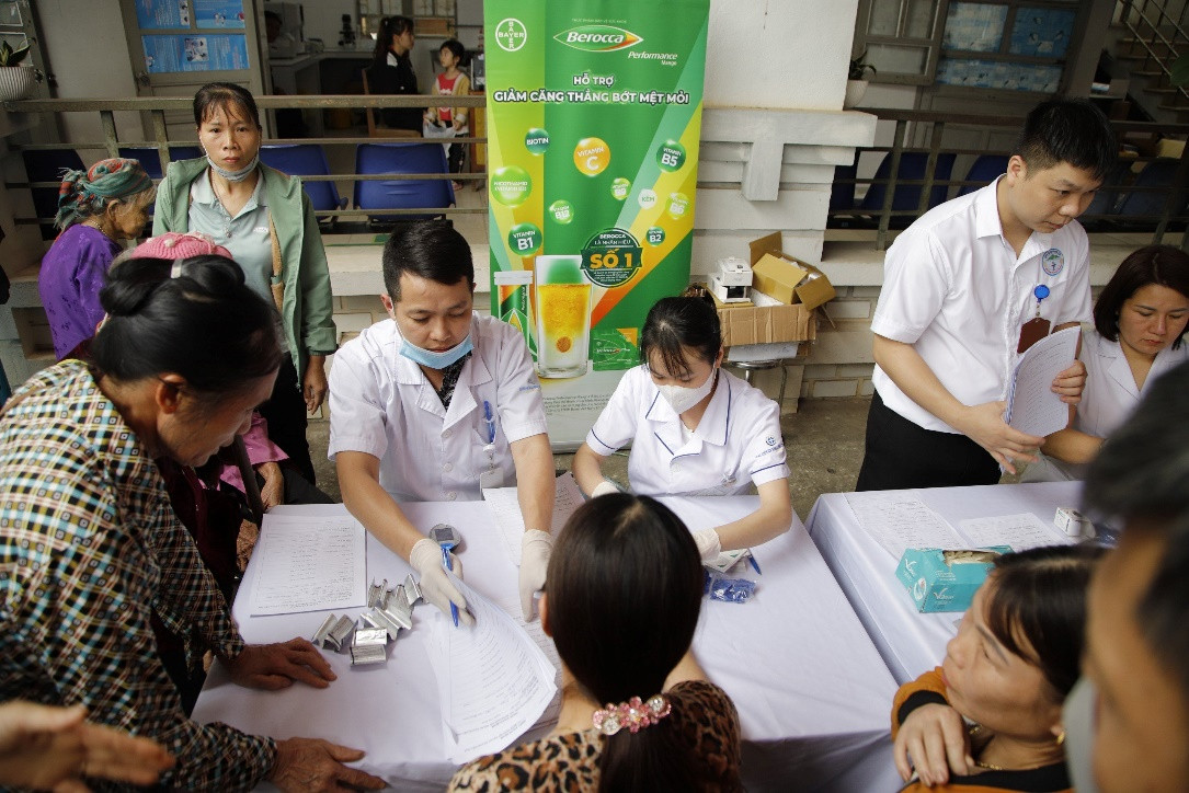 Gần 1,000 người dân tỉnh Yên Bái đã được khám sàng lọc bệnh, tư vấn sức khỏe và nhận thuốc miễn phí. Ảnh: Bình Minh.