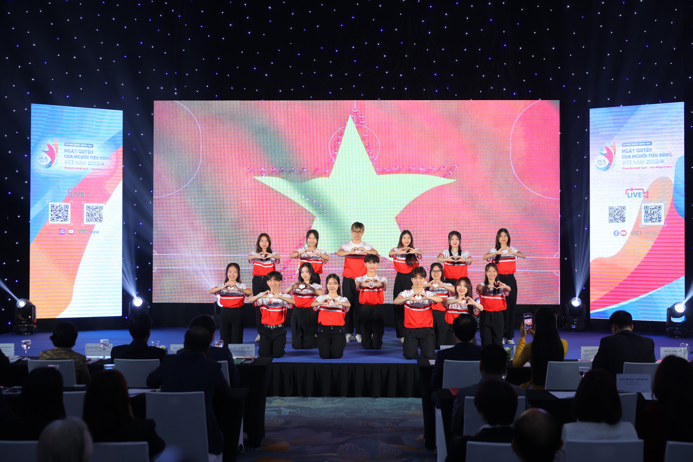 Tiết mục trình diễn flashmob do Amway Việt Nam phối hợp thực hiện hưởng ứng nhằm hưởng ứng Ngày Quyền của người tiêu dùng Việt Nam Tiết mục trình diễn flashmob do Amway Việt Nam phối hợp thực hiện hưởng ứng nhằm hưởng ứng Ngày Quyền của người tiêu dùng Việt Nam